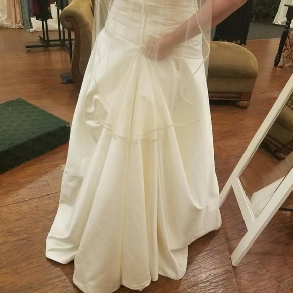 Never written/brand new wedding dress - Picture 3 of 5